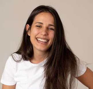 129415767-ciérrese-encima-del-retrato-de-la-mujer-latina-joven-morena-atractiva-con-la-sonrisa-hermosa-de-la-c